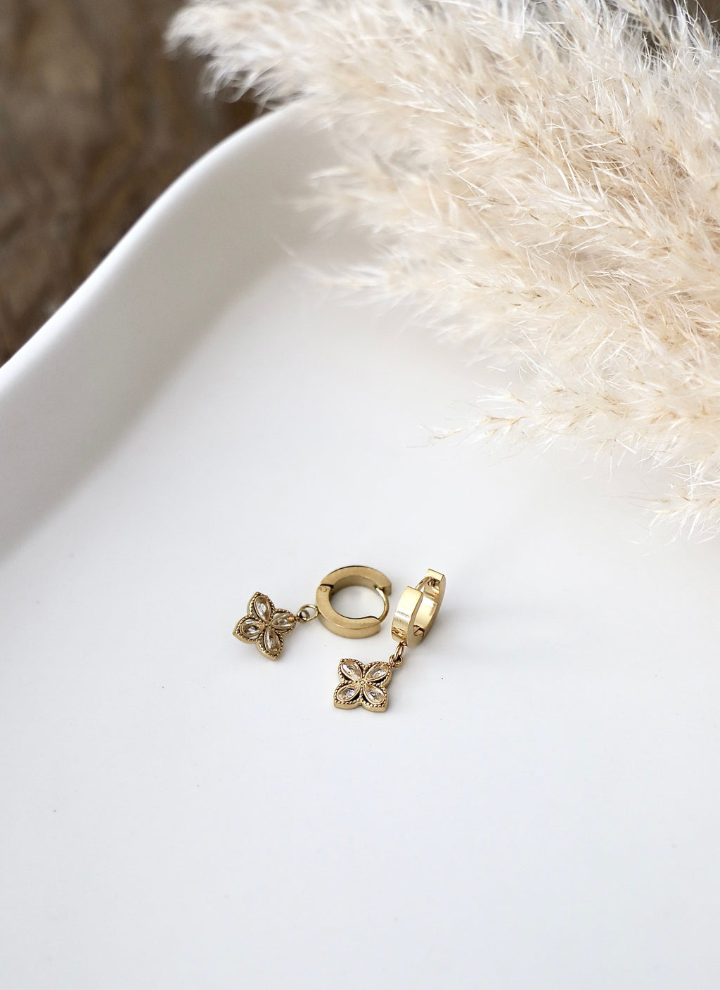 Ohrringe “Fleur Drop Hoops”