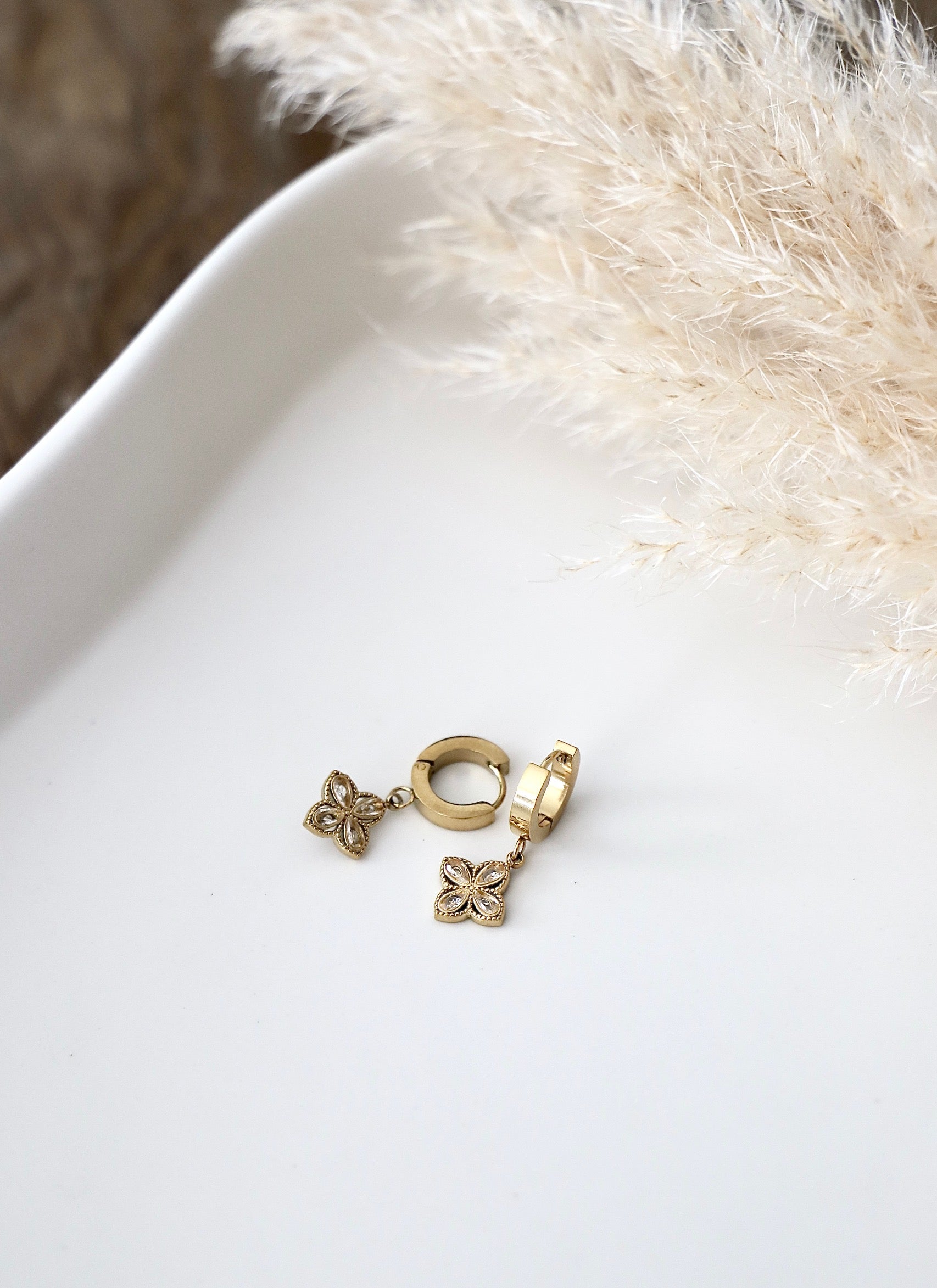 Ohrringe “Fleur Drop Hoops”